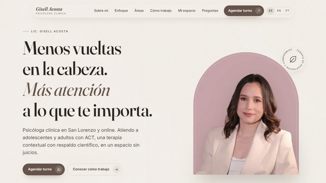 Portada de psicogisellacosta.com en una computadora: titular editorial y retrato de la psicóloga